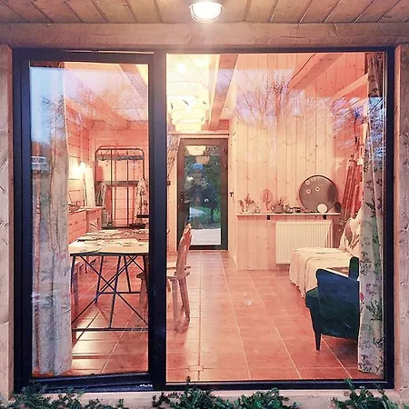 Pod Lasem I Niebem Apartmán *